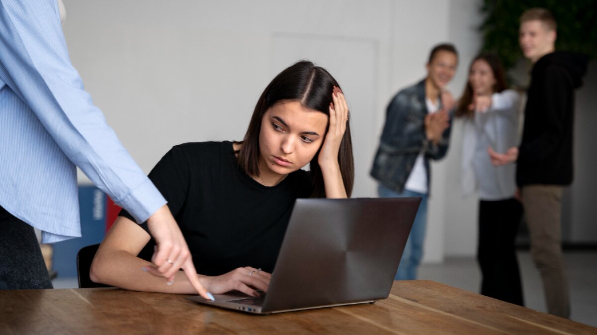 Condotte persecutorie fra colleghi: la responsabilità è anche del datore di lavoro